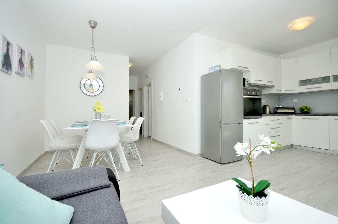 Town Apartment *