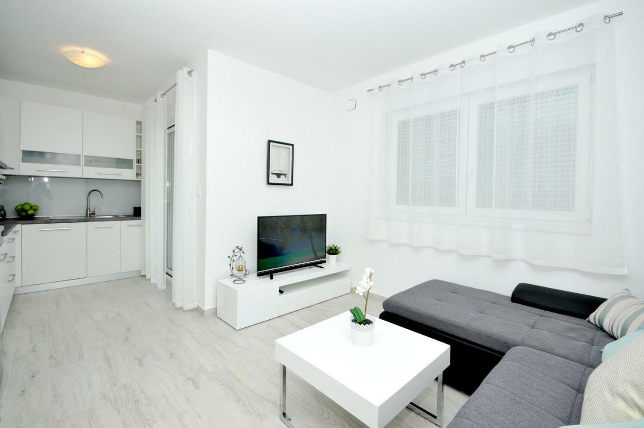Town Apartment *